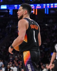 开云体育app-内外开花！布克半场11中5拿到15分 三分6中3