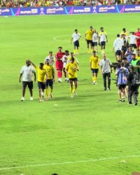 开云体育-C罗赛后率全队谢场致意球迷 满面笑容将战袍赠予看台