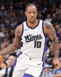 开云体育app-美媒：勇士有意德罗赞和克拉克斯顿，正讨论三方交易可能性