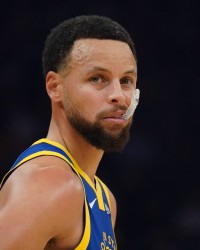 开云官网-去年的今天：库里成为NBA季后赛历史第11位突破4000分的球员