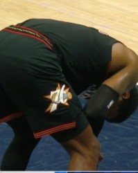 开云官网-有点难受！伊桑·汤普森突破被切球 连续扫到乔治脸部两下