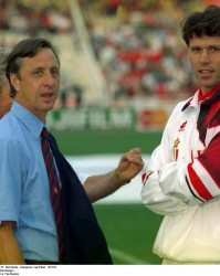 开云体育下载-满级号的17岁！范巴斯滕首秀替下克鲁伊夫，这是足坛最牛交接