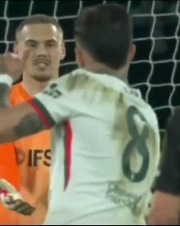 开云官网-气得不轻，约恩森89分钟出球失误险丢球，恩佐冲其怒吼+砸球